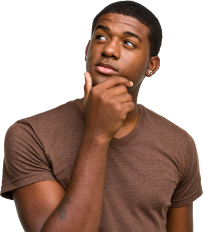 Um jovem negro, com semblante confiante usando uma camiseta branca, sua mão está no queixo, ele olha para cima enquanto pensa.